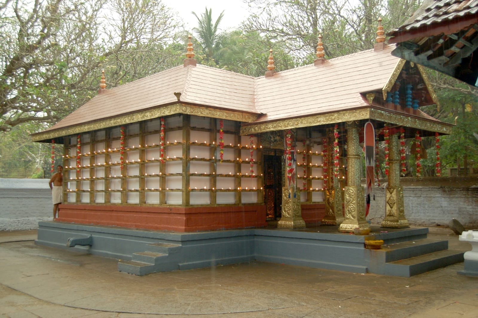 Mannur Kaimakunnathu Kavu Temple - Slide 1